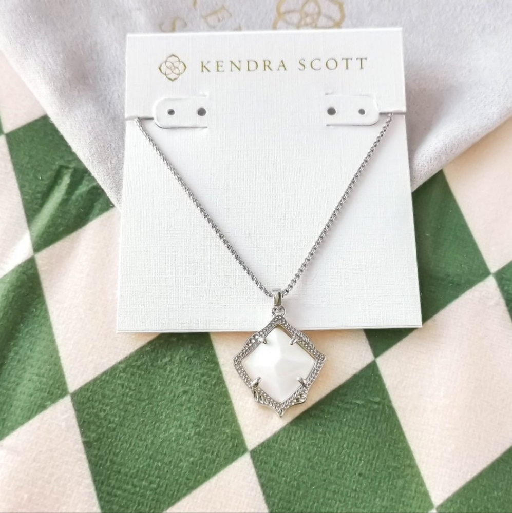Kendra Scott Necklace 🫶